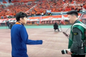 泪目记者：蒿俊闵赛后低调谢场，并与泰山球员致意