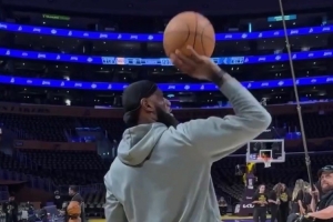 詹姆斯结束赛前热身前激情说唱 底角单手投三分