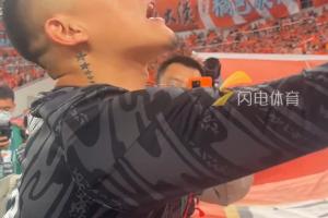 球迷高喊崔康熙下课！王大雷安抚：大家都冷静点，球队现在困难