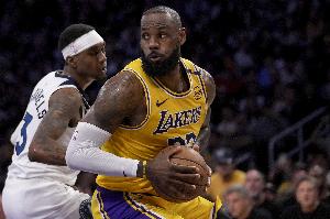 首轮出局！湖人自媒体发问：詹姆斯再也没能夺冠了吗？