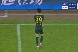 帽子戏法再等等！王钰栋第85分钟被换下，本场头顶脚踢双响