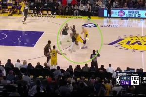 ️湖狼G5裁判报告：詹姆斯被里夫斯绊倒 错判兰德尔犯规