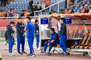 韩媒：崔康熙赛后高血压令人震惊，他被泰山主场球迷高喊下课