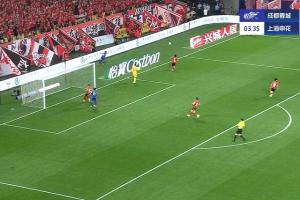 这球没传啊！申花反击，米内罗单骑闯关，小角度打门被刘殿座扑出