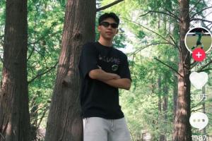 神似姆巴佩？王钰栋社媒晒度假照，蒯纪闻评论：下次叫上我