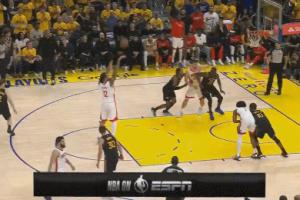 第二次了！亚当斯罚球不中 申京又抢到前场板