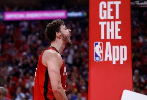 能打硬战！申京系列赛至今场均砍下20.8分11.5板5.3助2抢断