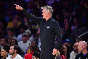 科尔：破联防关键需要不断转移球 我们有些不错的出手机会