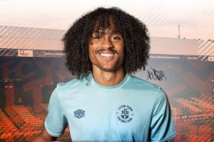 来中超试试？华裔球员陈达毅随卢顿降级，他此前表示愿效力国足