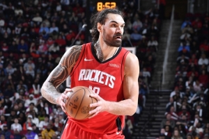 自己有啥改变？亚当斯：我就是遵循比赛计划 我们执行得很好