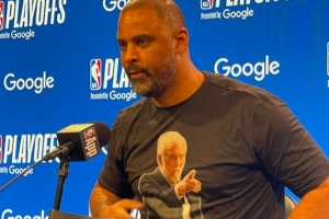 曾为波波打球并担任其助教！乌度卡赛前穿上了“感谢波波”的T恤