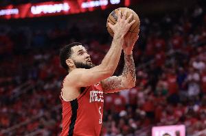 延续手感！范弗里特上半场三分3中2&罚球4中4拿到10分3板4助