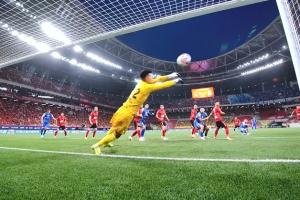 津媒：国足守门员教练观看榜首大战，显然为考察刘殿座而来