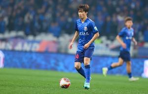 记者：申花客战梅州缺少两大外援核心，谢鹏飞可能顶替特谢拉