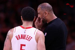 范弗里特：试验区域防守时 我们甚至有一半时间都不知自己在干啥