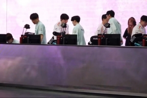 0-12谁带的妹妹！上海iGvsTES现场观众直呼：这机器诗人啊❓