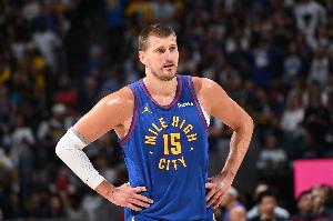 基本盘！约基奇系列赛场均24+11.6+10.1+2.3断 三分命中率45.5%