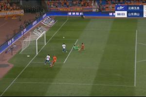 奶奶球都不进！奥斯卡面对于金永一脚推射偏出门框