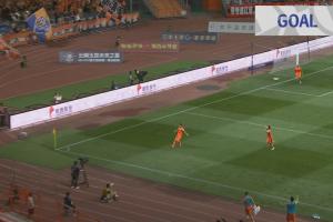 10分钟连丢2球！约尼查禁区外远射破门，玉昆连追2球2-2泰山