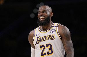 阿里纳斯回击巴克利：你40岁最后一季表现如何？你没资格贬低老詹