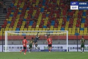 第31分钟，杨明洋远射经折射后吊进球门，蓉城1-0领先