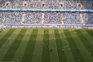 感受足球城的热情！数万大连球迷欢迎众多旧将重返大连比赛