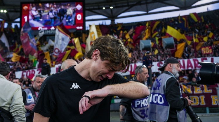 暖心罗马球迷晒横幅支持此前在场上晕倒的博维，后者感动痛哭