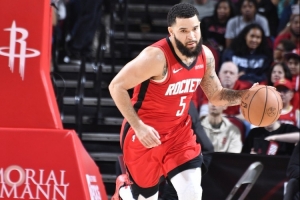 薛思佳：火箭休赛期零钱化整梭哈个巨头吧 不能场场都指望范乔丹