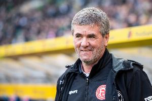 联赛第二&距榜首1分，官方：科隆主帅施特鲁伯下课，冯克尔接任