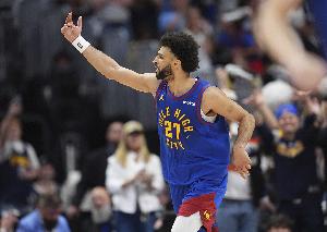 稳定输出！穆雷上半场10投5中&两记三分砍下14分4板3助1断