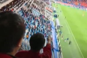 彻底怒了！不满亚泰表现，远征球迷高喊“谢晖下课”