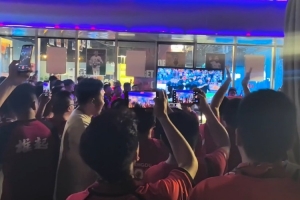击败浙江队后，部分蓉城球迷在主场外收看玉昆比赛并为玉昆打气