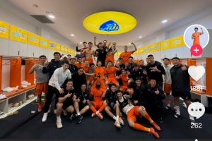 孙学龙庆祝云南玉昆3-2逆转泰山：永不放弃的精神 团队的力量