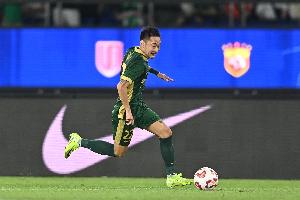 记者：程进膝盖受伤被抬出球场，直接送到成都医院检查和初步治疗