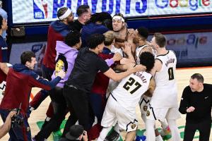 老乔丹今天上场0秒贡献1次隔人锁喉“犯规”