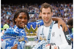 20年前的今天切尔西捧起队史首座英超奖杯，至今已5次夺冠