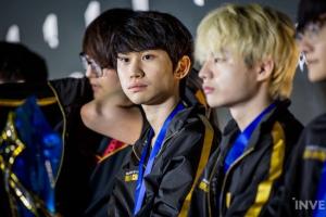 明天可以抱一下刘青松么？Doinb回答弹幕：万一抱了被Lwx拉黑咋办