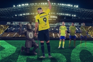 C罗沦为背景！吉达联合晒本泽马海报：你最闪耀！