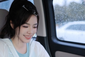 LPL主持人余霜分享自拍：今日份打工路上！！