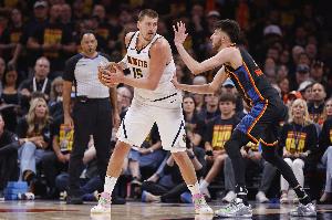 戈登：对手先对约基奇犯规&但裁判不吹 然后却接着吹约基奇犯规