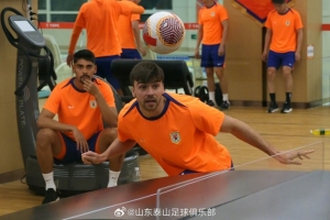 受济南降雨天气影响，山东泰山除门将外其余队员转移到力量房训练