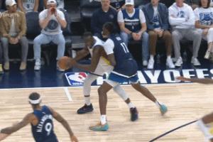 追梦被犯规后手臂打到里德头部！被追加一个技犯！