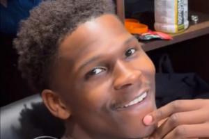 没资格咯？华子在更衣室接受采访登台的是麦丹+兰德尔