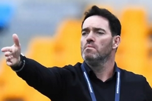 长春亚泰新任主帅苏亚雷斯将乘坐CA1627航班抵达，欢迎球迷迎接