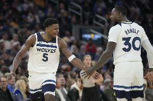 爱德华兹：兰德尔是领袖型的人物 他这样打时我们很难被击败