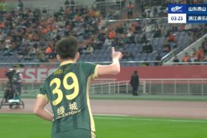 记者：现场泰山有球迷为王钰栋喝彩，还有球迷齐喊王钰栋