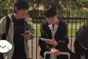 谁能拒绝！网传BLG、TES选手路程中手机沉浸观看iG比赛