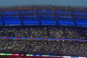 点点星光⭐️申花球迷赛前打开手机闪光灯营造氛围