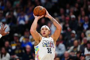 谁问你了阿德尔曼采访离场前：顺便说一句 戈登进了个关键球