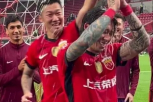 来自球迷的祝福赛后为张琳芃唱生日快乐歌